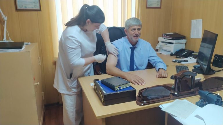 Сотрудники мэрии г.Сунжа и ПУЖКХ прошли профилактические осмотры и вакцинацию против гриппа на рабочем месте.